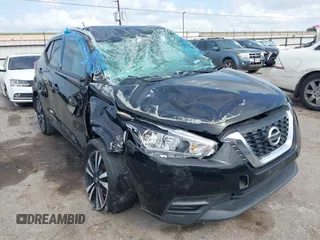 2019 Nissan Kicks S z VIN 3N1CP5CU9KL555560, wystawiony jako IAAI lot #42143026 z przebiegiem 58 757 mil mil oraz . Historia ofert i sprzedaży dostępna na DreamBid. Obrazek 1.