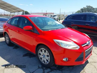 2012 Ford Focus SE z VIN 1FAHP3F21CL177044, wystawiony jako IAAI lot #42702897 z przebiegiem 189 898 mil mil oraz . Historia ofert i sprzedaży dostępna na DreamBid. Obrazek 1.