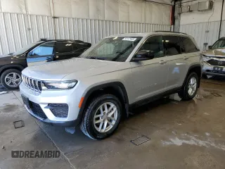 2024 Jeep Grand Cherokee Laredo z VIN 1C4RJHAG0RC159708, wystawiony jako Copart lot #56147465 z przebiegiem 7 221 mil mil oraz Szkoda całkowita • Salvage title. Historia ofert i sprzedaży dostępna na DreamBid. Obrazek 1.