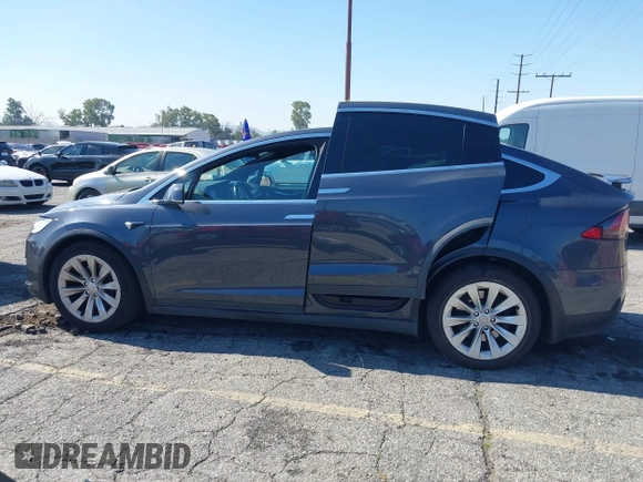 2016 Tesla Model X 70D z VIN 5YJXCAE25GF018477, wystawiony jako IAAI lot #42208404 z przebiegiem 99 380 mil mil oraz . Historia ofert i sprzedaży dostępna na DreamBid. Obrazek 14.