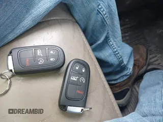 2021 Jeep Cherokee Latitude Lux z VIN 1C4PJMMX4MD221786, wystawiony jako IAAI lot #42432825 z przebiegiem 54 297 mil mil oraz . Historia ofert i sprzedaży dostępna na DreamBid. Obrazek 11.