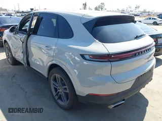 2024 Porsche Cayenne z VIN WP1AA2AY5RDA02624, wystawiony jako IAAI lot #42205528 z przebiegiem Nie podano mil oraz . Historia ofert i sprzedaży dostępna na DreamBid. Obrazek 3.