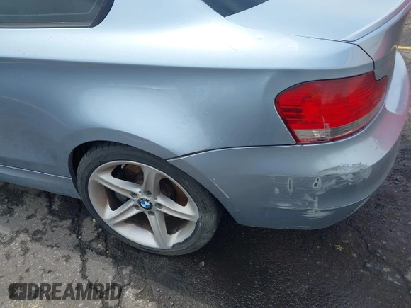 2010 BMW 1 Series 135i z VIN WBAUC7C5XAVK96378, wystawiony jako IAAI lot #42249530 z przebiegiem Nie podano mil oraz . Historia ofert i sprzedaży dostępna na DreamBid. Obrazek 12.