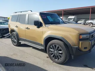 2024 Toyota Land Cruiser z VIN JTEABFAJ9RK012363, wystawiony jako IAAI lot #41859375 z przebiegiem 5 420 mil mil oraz . Historia ofert i sprzedaży dostępna na DreamBid. Obrazek 1.