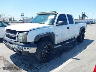 2004 Chevrolet Silverado 1500 Work Truck with VIN 2GCEC19V541248594, listed as a IAAI auction lot 41989404 with 257,328 mi miles. Bid and sale history available at carsss.com. Image 2.