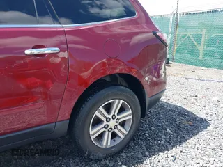 2015 Chevrolet Traverse LT z VIN 1GNKVHKD9FJ373749, wystawiony jako IAAI lot #42291335 z przebiegiem 136 558 mil mil oraz . Historia ofert i sprzedaży dostępna na DreamBid. Obrazek 6.