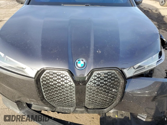 2024 BMW iX xDrive50 z VIN WB523CF02RCP06595, wystawiony jako Copart lot #44179575 z przebiegiem Nie podano mil oraz Szkoda całkowita • Salvage title. Historia ofert i sprzedaży dostępna na DreamBid. Obrazek 12.