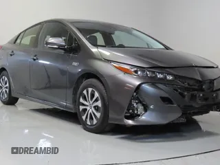 2020 Toyota Prius LE z VIN JTDKARFP3L3120926, wystawiony jako Copart lot #62425165 z przebiegiem 93 963 mil mil oraz Szkoda całkowita • Salvage title. Historia ofert i sprzedaży dostępna na DreamBid. Obrazek 1.