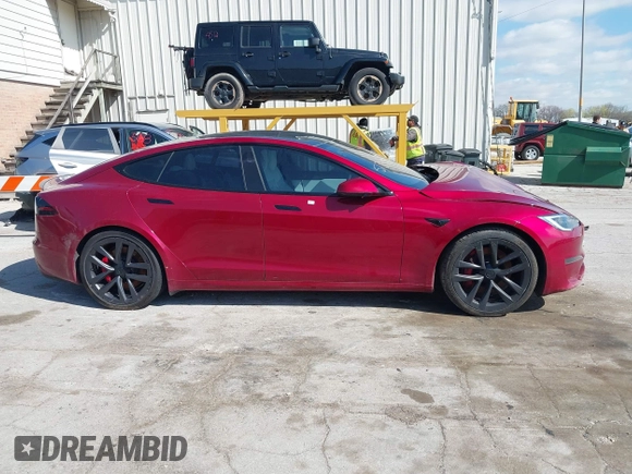2023 Tesla Model S Plaid с VIN 5YJSA1E61PF525637, выставлен на аукционе IAAI как лот 42045459 с пробегом Не указан миль и . История ставок и продаж доступна на DreamBid. Изображение 13.