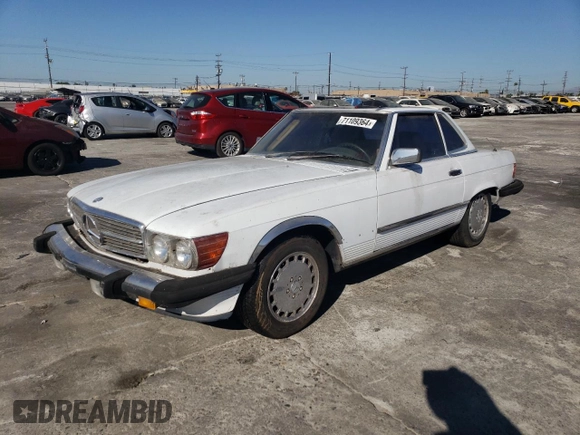 1986 Mercedes-Benz 560 SL z VIN WDBBA48D5GA042820, wystawiony jako Copart lot #71109364 z przebiegiem 173 240 mil mil oraz Czysty tytuł • Clean title. Historia ofert i sprzedaży dostępna na DreamBid. Obrazek 1.