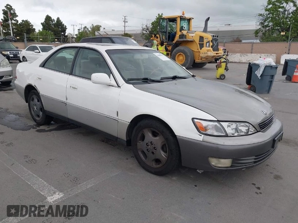 2001 Lexus ES with VIN JT8BF28G210313622, listed as a IAAI auction lot 42068414 with 197,090 mi miles. Bid and sale history available at carsss.com. Image 1.