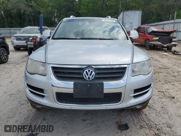 2008 Volkswagen Touareg V6 z VIN WVGBE77L98D003580, wystawiony jako Copart lot #52444235 z przebiegiem 150 876 mil mil oraz Szkoda całkowita • Salvage title. Historia ofert i sprzedaży dostępna na DreamBid. Obrazek 5.
