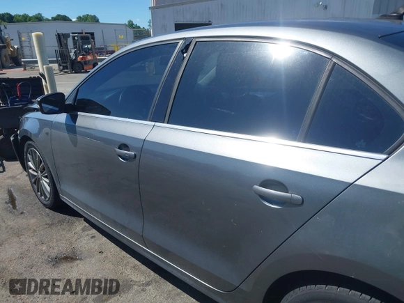 2011 Volkswagen Jetta SEL with VIN 3VWLZ7AJXBM352695, listed as a IAAI auction lot 42325497 with 166,864 mi miles and . Bid and sale history available at DreamBid. Image 14.