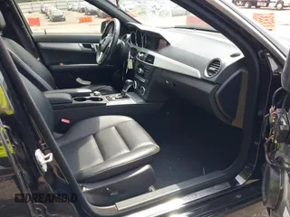 2012 Mercedes-Benz C 250 Sport z VIN WDDGF4HB9CA653814, wystawiony jako IAAI lot #42300963 z przebiegiem 149 262 mil mil oraz . Historia ofert i sprzedaży dostępna na DreamBid. Obrazek 5.