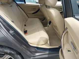 2013 BMW 3 Series 328i xDrive z VIN WBA3B3C58DF537652, wystawiony jako IAAI lot #42152597 z przebiegiem 132 091 mil mil oraz . Historia ofert i sprzedaży dostępna na DreamBid. Obrazek 8.