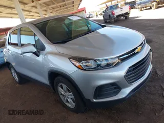 2021 Chevrolet Trax LS z VIN KL7CJKSB0MB335660, wystawiony jako IAAI lot #41862978 z przebiegiem 25 112 mil mil oraz . Historia ofert i sprzedaży dostępna na DreamBid. Obrazek 1.