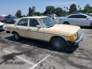 1983 Mercedes-Benz 300 D z VIN WDBAB33AXDB017451, wystawiony jako Copart lot #60463935 z przebiegiem 314 995 mil mil oraz Czysty tytuł • Clean title. Historia ofert i sprzedaży dostępna na DreamBid. Obrazek 4.