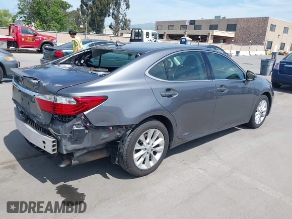 2013 Lexus ES 300h Hybrid with VIN JTHBW1GG6D2023923, listed as a IAAI auction lot 42099648 with 226,437 mi miles. Bid and sale history available at carsss.com. Image 4.