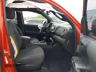 2018 Toyota Tacoma SR5 z VIN 3TMAZ5CN2JM076140, wystawiony jako IAAI lot #41913486 z przebiegiem 142 212 mil mil oraz . Historia ofert i sprzedaży dostępna na DreamBid. Obrazek 5.
