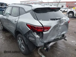 2024 Chevrolet Blazer LT z VIN 3GNKBCR4XRS162094, wystawiony jako IAAI lot #42007044 z przebiegiem 23 421 mil mil oraz . Historia ofert i sprzedaży dostępna na DreamBid. Obrazek 3.