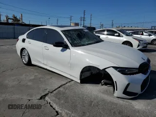 2023 BMW 3 Series 330i z VIN 3MW69FF08P8D73326, wystawiony jako Copart lot #57511995 z przebiegiem Nie podano mil oraz Czysty tytuł • Clean title. Historia ofert i sprzedaży dostępna na DreamBid. Obrazek 4.