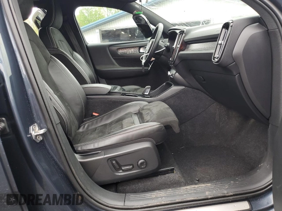 2022 Volvo XC40 Twin Plus z VIN YV4ED3UR2N2674275, wystawiony jako Copart lot #55912995 z przebiegiem Nie podano mil oraz Tytuł czysty. Historia ofert i sprzedaży dostępna na DreamBid. Obrazek 7.