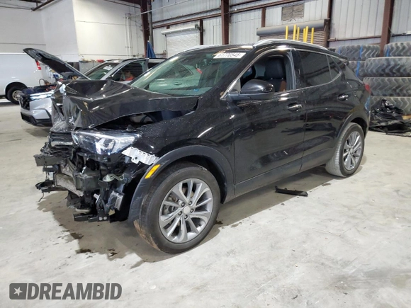 2023 Buick Encore GX Essence z VIN KL4MMFSL7PB106941, wystawiony jako Copart lot #61770545 z przebiegiem 36 593 mil mil oraz Nie do naprawy • Non repairable. Historia ofert i sprzedaży dostępna na DreamBid. Obrazek 1.