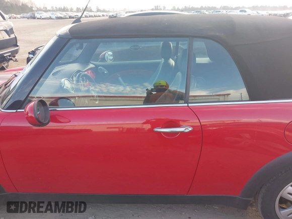 2008 MINI Convertible z VIN WMWRF33578TF68318, wystawiony jako IAAI lot #41201782 z przebiegiem 119 649 mil mil oraz . Historia ofert i sprzedaży dostępna na DreamBid. Obrazek 14.