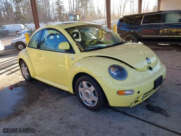 2000 Volkswagen New Beetle GLS with VIN 3VWCA21C7YM466576, listed as a IAAI auction lot 41432839 with 176,831 mi miles. Bid and sale history available at carsss.com. Image 1.