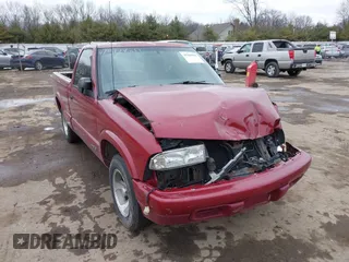 1998 Chevrolet S-10 with VIN 1GCCS144XWK264558, listed as a IAAI auction lot 41560611 with 216,629 mi miles. Bid and sale history available at carsss.com. Image 1.