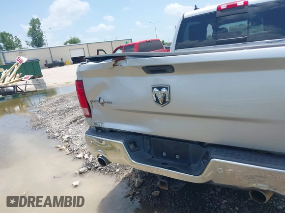 2015 Ram 1500 Outdoorsman z VIN 1C6RR6LT1FS729280, wystawiony jako IAAI lot #42445245 z przebiegiem 175 649 mil mil oraz . Historia ofert i sprzedaży dostępna na DreamBid. Obrazek 6.
