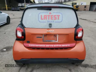 2019 Smart fortwo Pure z VIN WMEFJ9BA3KK410320, wystawiony jako Copart lot #82931664 z przebiegiem Nie podano mil oraz Szkody całkowita. Historia ofert i sprzedaży dostępna na DreamBid. Obrazek 6.