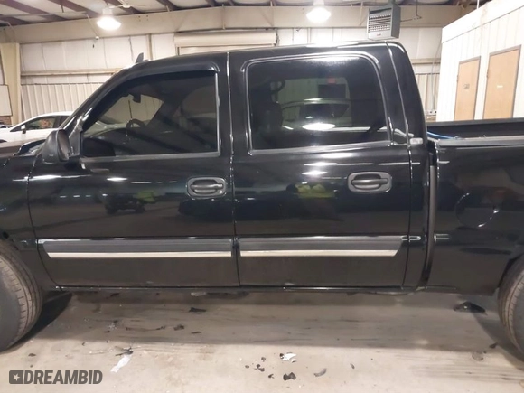 2006 Chevrolet Silverado 1500 LT1 with VIN 2GCEC13T461190598, listed as a IAAI auction lot 41521172 with 223,110 mi miles. Bid and sale history available at carsss.com. Image 14.
