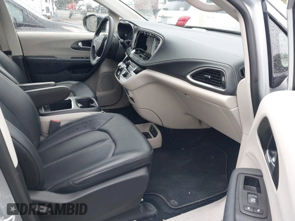 2024 Chrysler Pacifica Hybrid Select z VIN 2C4RC1S71RR141743, wystawiony jako IAAI lot #42019686 z przebiegiem 17 638 mil mil oraz . Historia ofert i sprzedaży dostępna na DreamBid. Obrazek 5.
