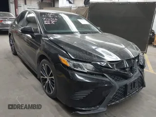 2020 Toyota Camry SE z VIN 4T1G11AK7LU302329, wystawiony jako IAAI lot #42148649 z przebiegiem 46 053 mil mil oraz . Historia ofert i sprzedaży dostępna na DreamBid. Obrazek 1.