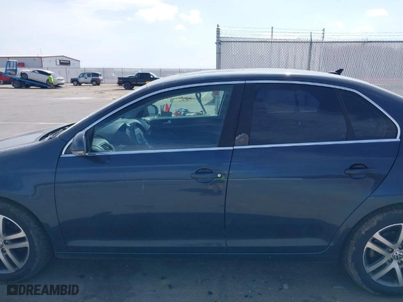 2010 Volkswagen Jetta Sedan SE with VIN 3VWRZ7AJ8AM020568, listed as a IAAI auction lot 41801729 with 210,981 mi miles. Bid and sale history available at carsss.com. Image 15.