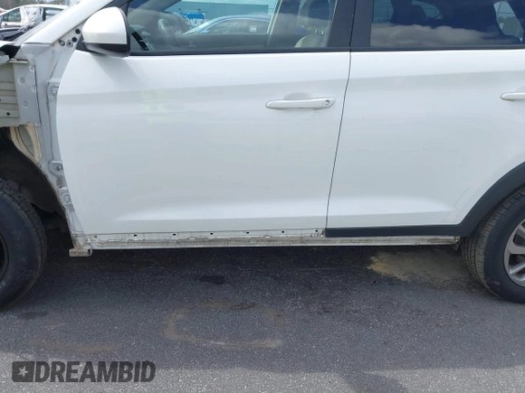 2017 Hyundai Tucson SE with VIN KM8J3CA44HU511581, listed as a IAAI auction lot 41687971 with 111,981 mi miles. Bid and sale history available at carsss.com. Image 20.