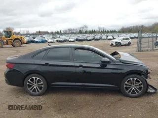 2024 Volkswagen Jetta Sport z VIN 3VWBM7BU8RM013253, wystawiony jako IAAI lot #42073239 z przebiegiem 20 345 mil mil oraz . Historia ofert i sprzedaży dostępna na DreamBid. Obrazek 13.