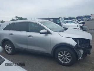 2020 Kia Sorento LX z VIN 5XYPG4A33LG680825, wystawiony jako IAAI lot #42357206 z przebiegiem 88 359 mil mil oraz . Historia ofert i sprzedaży dostępna na DreamBid. Obrazek 13.