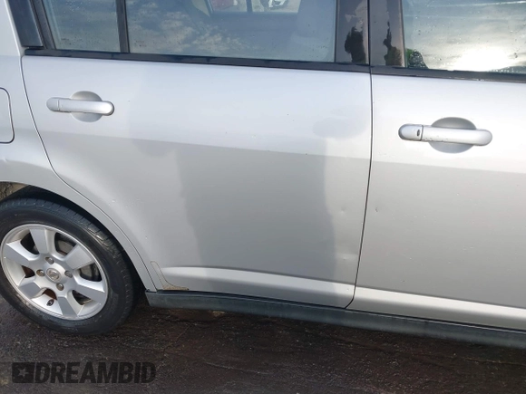 2007 Nissan Versa S z VIN 3N1BC13E47L369909, wystawiony jako IAAI lot #41831330 z przebiegiem 115 767 mil mil oraz . Historia ofert i sprzedaży dostępna na DreamBid. Obrazek 20.