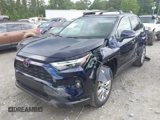 2025 Toyota RAV4 XLE Premium z VIN 2T3A1RFV7SW514631, wystawiony jako IAAI lot #42247225 z przebiegiem 4 815 mil mil oraz . Historia ofert i sprzedaży dostępna na DreamBid. Obrazek 17.