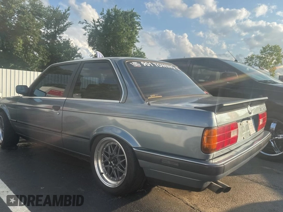 1989 BMW 3 Series 325is z VIN WBAAA2306K4259822, wystawiony jako Copart lot #60571445 z przebiegiem 125 750 mil mil oraz Czysty tytuł • Clean title. Historia ofert i sprzedaży dostępna na DreamBid. Obrazek 3.