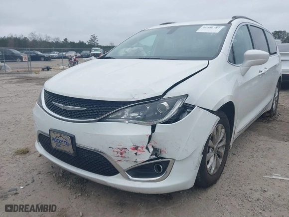2017 Chrysler Pacifica Touring-L with VIN 2C4RC1BG4HR620902, listed as a IAAI auction lot 41480787 with 100,274 mi miles. Bid and sale history available at carsss.com. Image 6.