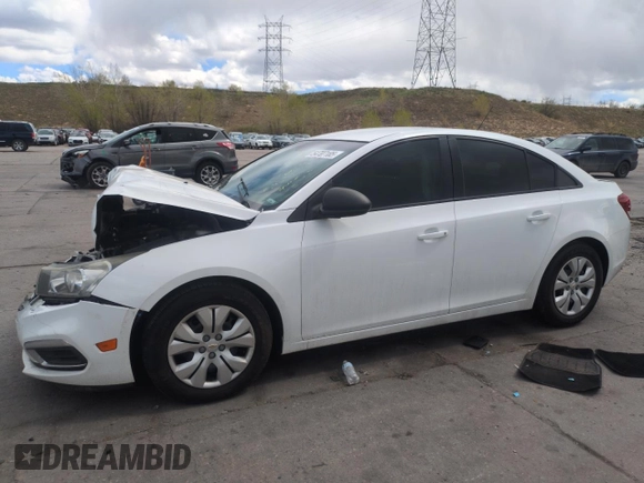 2015 Chevrolet Cruze LS z VIN 1G1PA5SHXF7151982, wystawiony jako Copart lot #54797185 z przebiegiem 137 278 mil mil oraz Szkoda całkowita • Salvage title. Historia ofert i sprzedaży dostępna na DreamBid. Obrazek 1.
