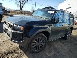 2025 Toyota Land Cruiser 1958 Edition z VIN JTEABFAJ6S5011207, wystawiony jako Copart lot #49371495 z przebiegiem 1178 mil mil oraz Tytuł czysty. Historia ofert i sprzedaży dostępna na DreamBid. Obrazek 1.