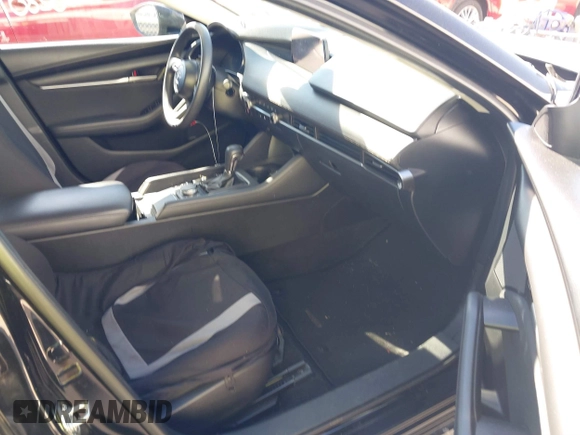 2021 Mazda 3 S z VIN JM1BPAAL4M1333238, wystawiony jako IAAI lot #40532801 z przebiegiem 33 538 mil mil oraz . Historia ofert i sprzedaży dostępna na DreamBid. Obrazek 5.