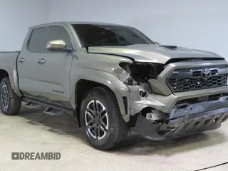 2024 Toyota Tacoma SR5 z VIN 3TMLB5JN7RM024515, wystawiony jako Copart lot #57310695 z przebiegiem 2 995 mil mil oraz Szkoda całkowita • Salvage title. Historia ofert i sprzedaży dostępna na DreamBid. Obrazek 1.