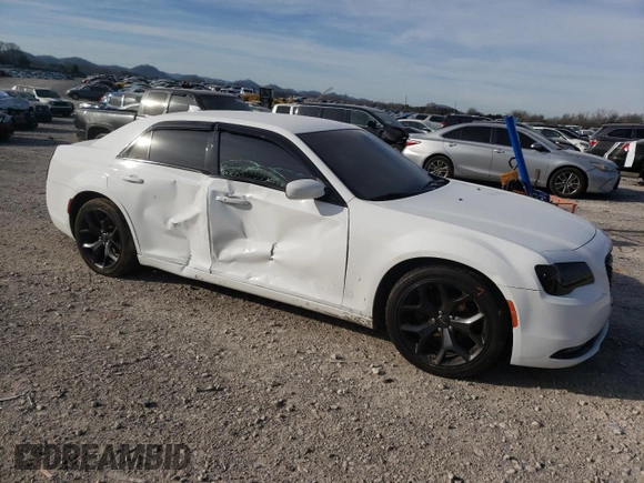 2020 Chrysler 300 S z VIN 2C3CCABG9LH189580, wystawiony jako Copart lot #49543645 z przebiegiem 76 980 mil mil oraz Szkoda całkowita • Salvage title. Historia ofert i sprzedaży dostępna na DreamBid. Obrazek 4.