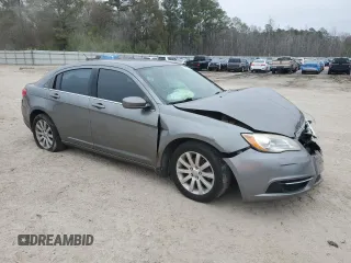 2013 Chrysler 200 Touring z VIN 1C3CCBBB2DN584591, wystawiony jako Copart lot #41503815 z przebiegiem Nie podano mil oraz Szkoda całkowita • Salvage title. Historia ofert i sprzedaży dostępna na DreamBid. Obrazek 4.