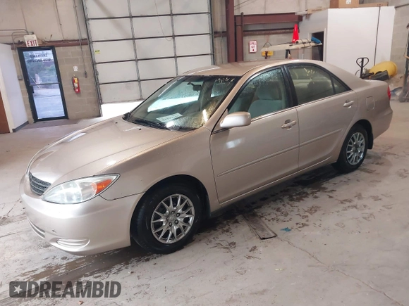 2004 Toyota Camry LE z VIN 4T1BE32K84U896326, wystawiony jako IAAI lot #42409807 z przebiegiem 163 984 mil mil oraz . Historia ofert i sprzedaży dostępna na DreamBid. Obrazek 2.